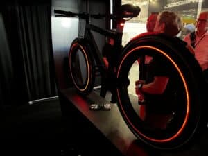 Tesla-Optik: E-Bike hat keine Speichen, aber viele Motoren