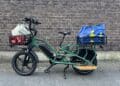 Jobobike Transer mit Einkauf im vorderen Korb