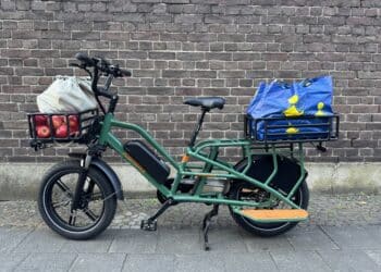 Jobobike Transer mit Einkauf im vorderen Korb