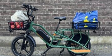 Jobobike Transer mit Einkauf im vorderen Korb