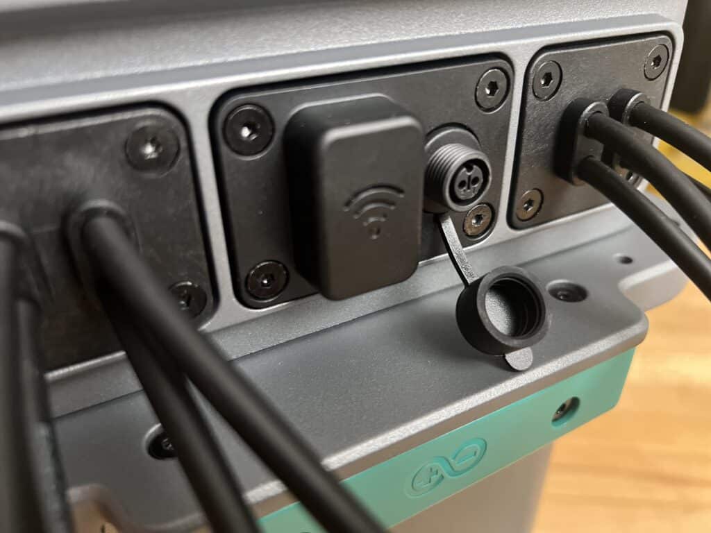 Wlan, Anschlüsse für Solarpanele und Kühlungsventilator