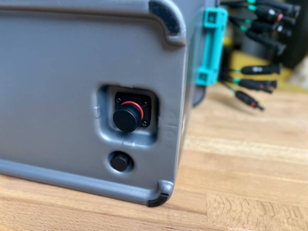 An der Unterseite ist ein Stecker für Erweiterungsakkus