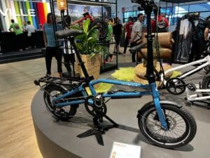 Neues Falt-E-Bike von Velo de Ville lässt sich wie ein Trolley ziehen