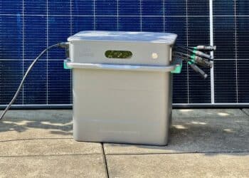 Solarflow 800 Pro vor einer Solarzelle
