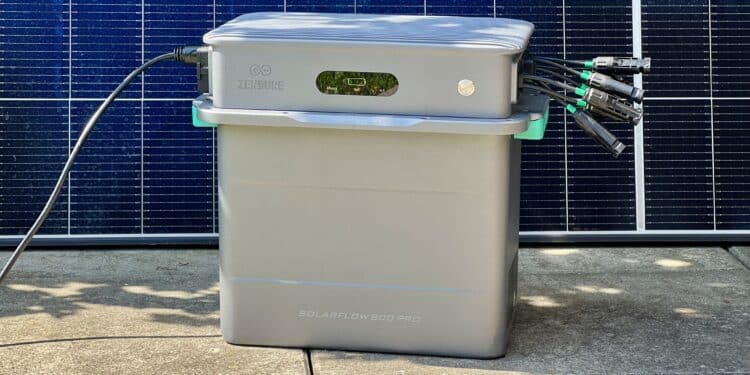 Solarflow 800 Pro vor einer Solarzelle