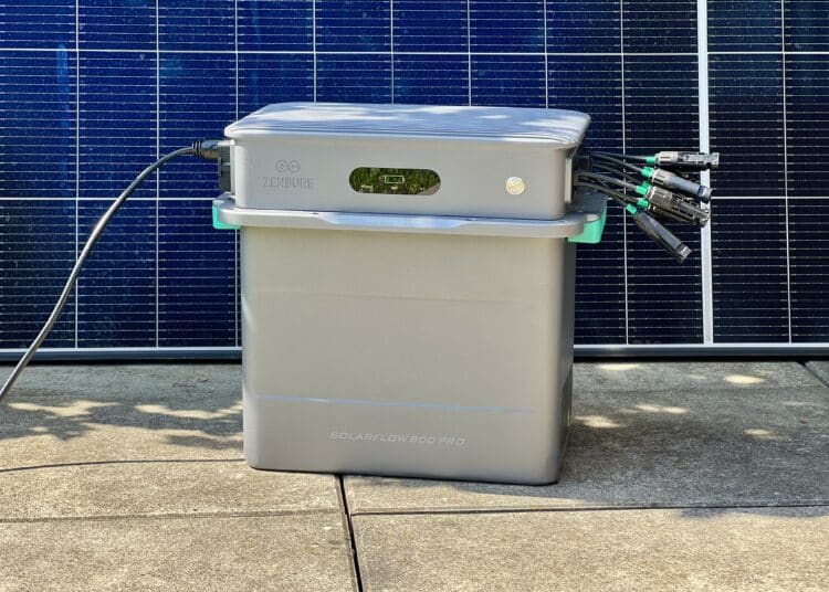 Solarflow 800 Pro vor einer Solarzelle