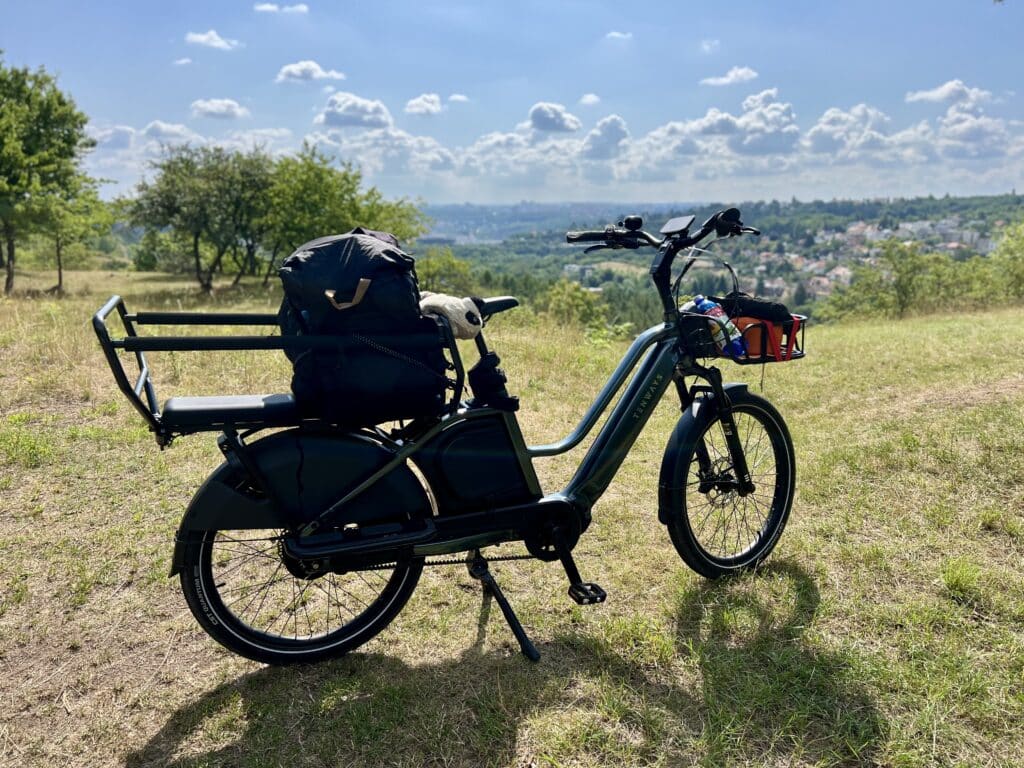Das Longtail transportiert normale Rucksäcke