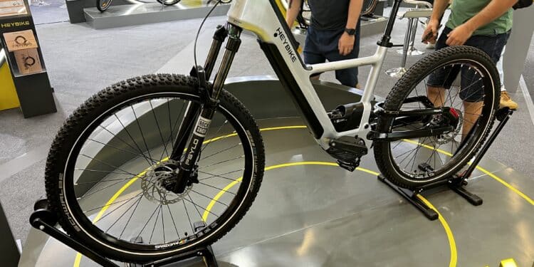 Heybike zeigt E-Bike mit Actioncam-Halterung