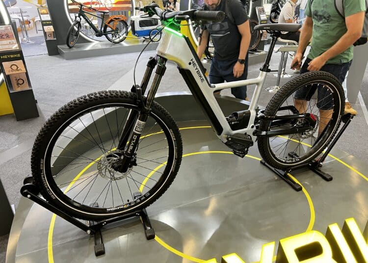 Heybike zeigt E-Bike mit Actioncam-Halterung