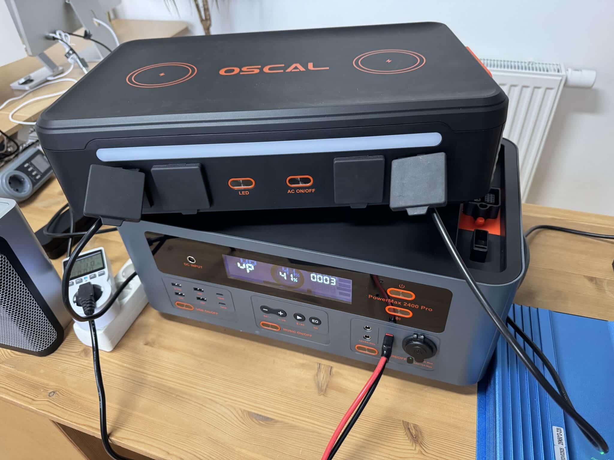 Der Wechselrichter mit den AC Anschlüssen kann abgenommen werden