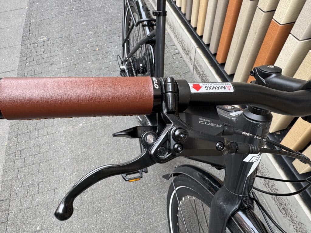 Griff mit Kunstlederapplikation, Shimano Cues Shifter und hydraulische Bremshebel