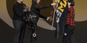 Ohne Rollstuhl Neues-Exoskelett ermoeglicht-freihaendiges Gehen