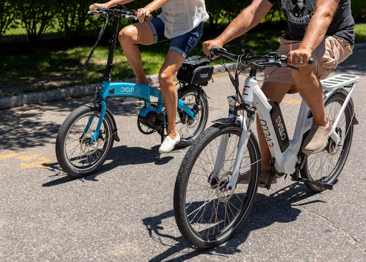 Ein Paar genießt an einem sonnigen Tag in Patchogue, New York, eine Fahrt auf Elektrofahrrädern.