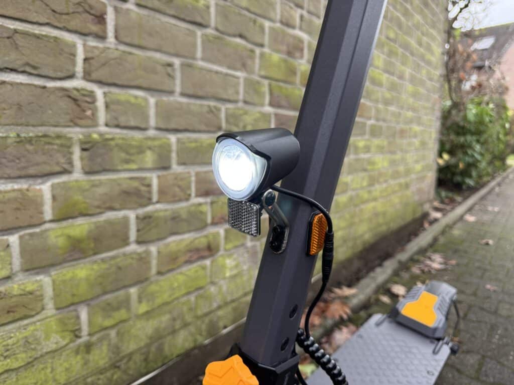 Helle Frontleuchte mit seitlichem Lichtausschnitt