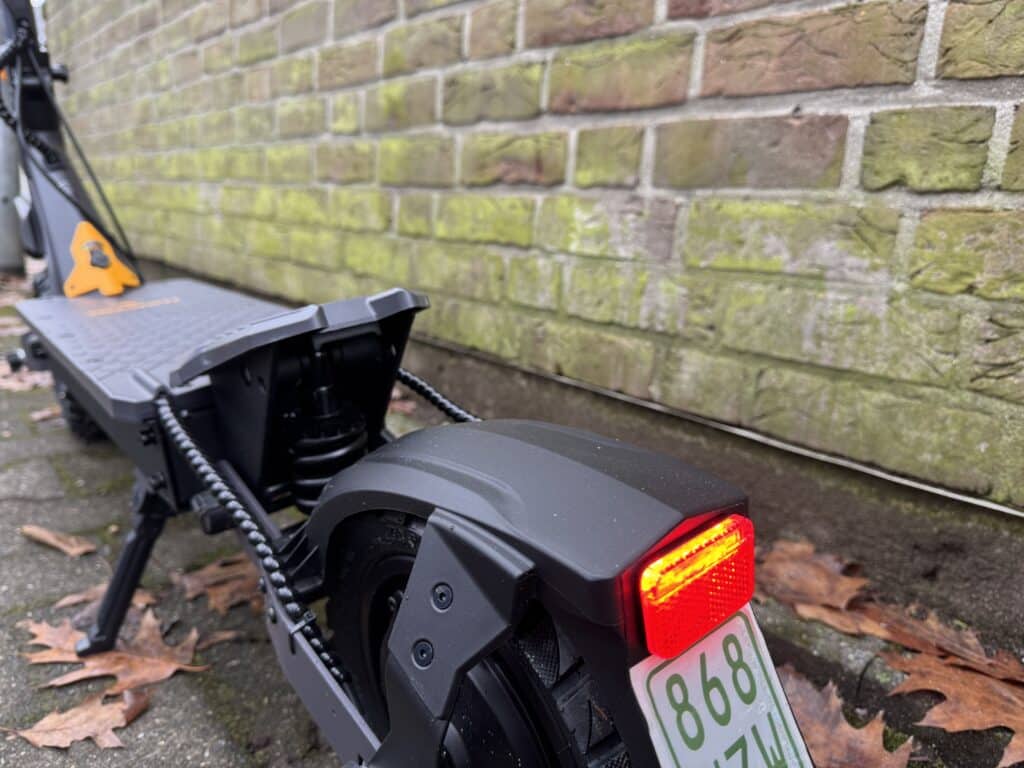 Helles Rücklicht mit Bremslicht und breiten Schutzblechen