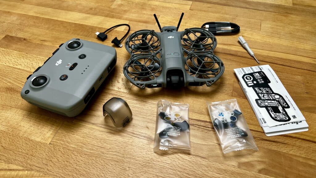 Lieferumfang der DJI Neo 2 im Fly Combo Kit