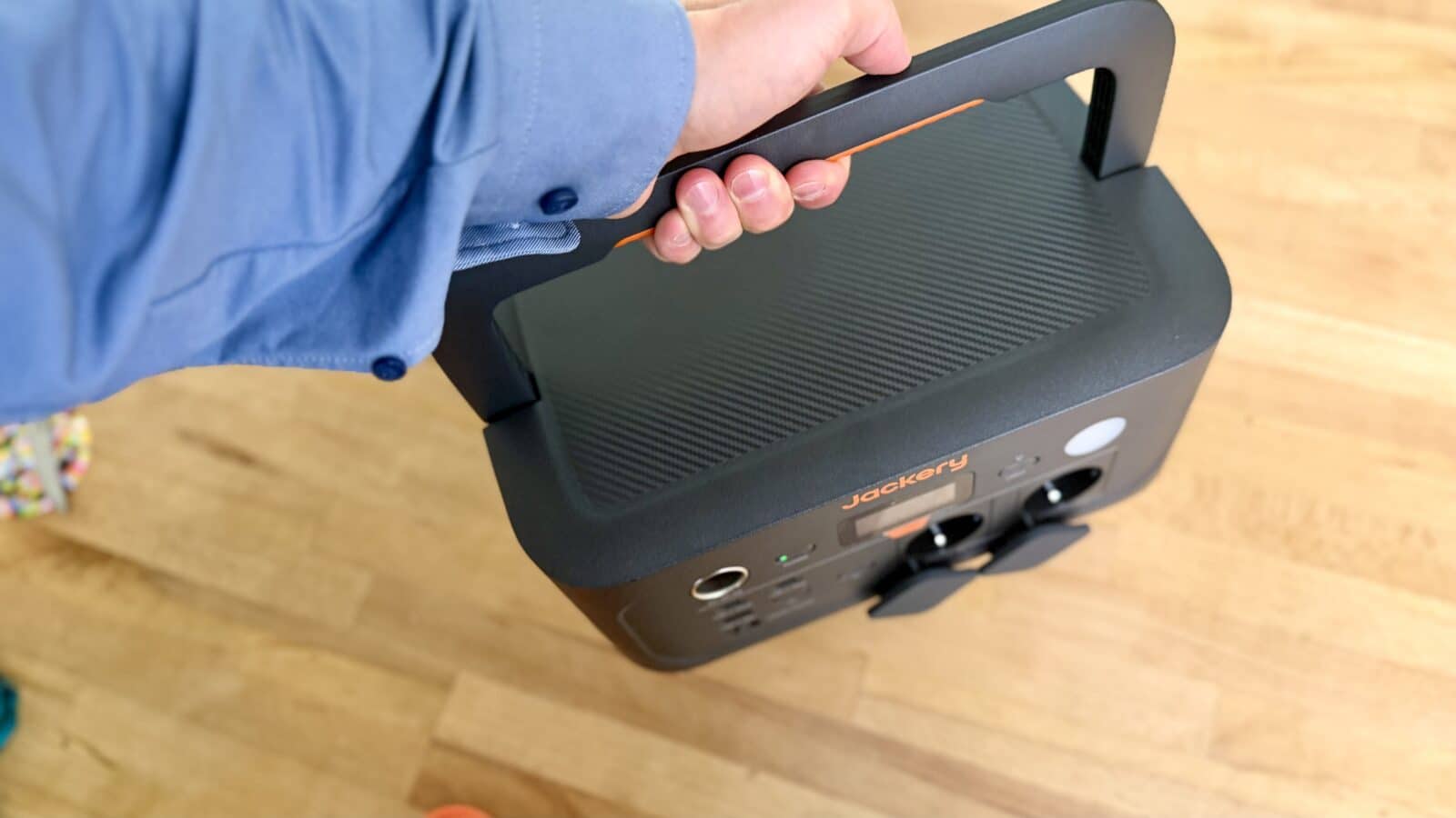 Praktischer Tragegriff an der Jackery Explorer 500 v2