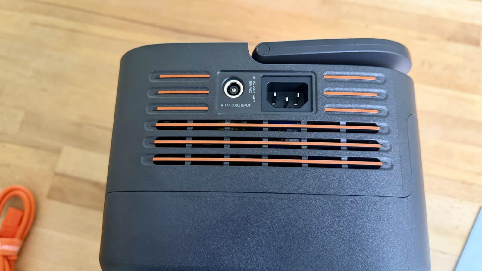 Anschluss für einen Netzstecker und ein Solarpanel