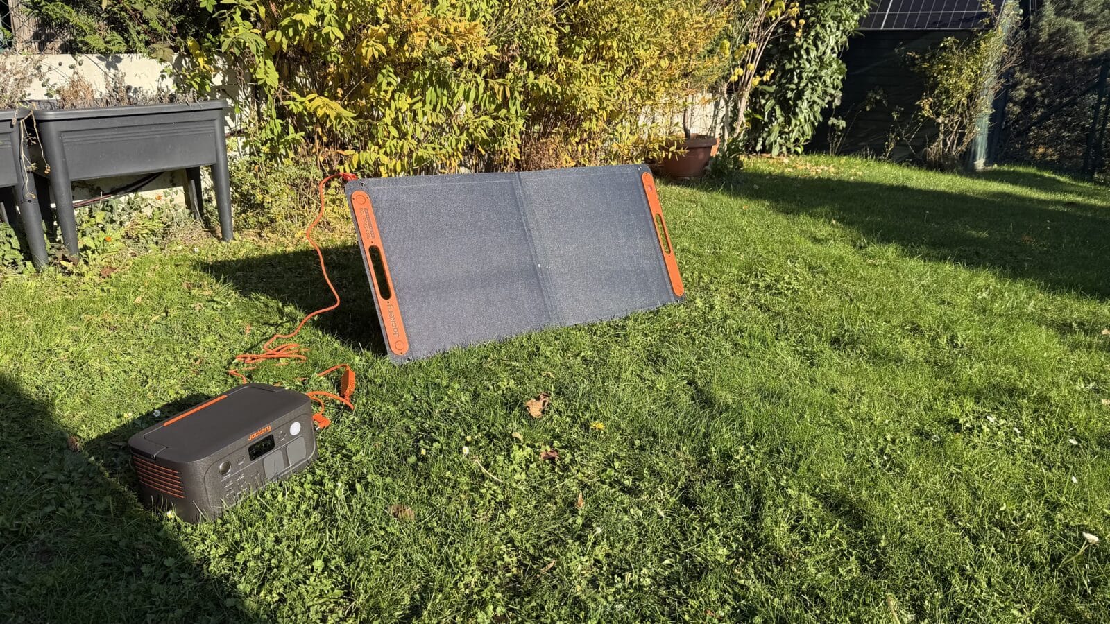 Jackery mit aufgebautem Solarpanel
