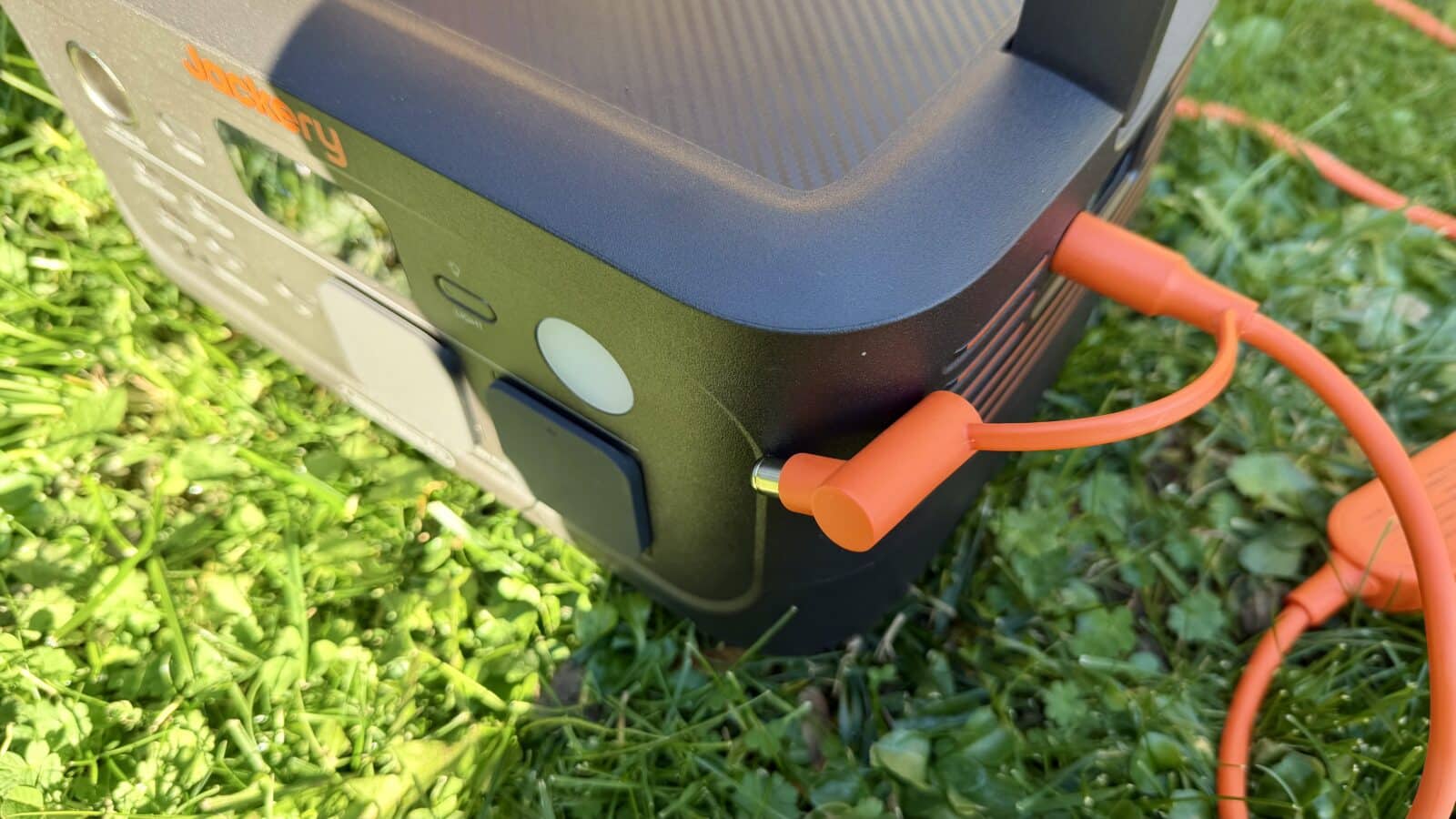 Solarpanel aufgestellt im Garten