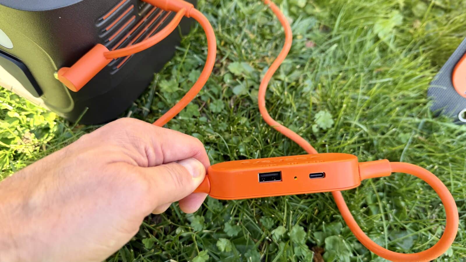 SolarSaga 100 hat zwei eigene USB-Anschlüsse