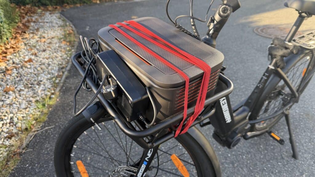 Laden des E-Bikes im Stand