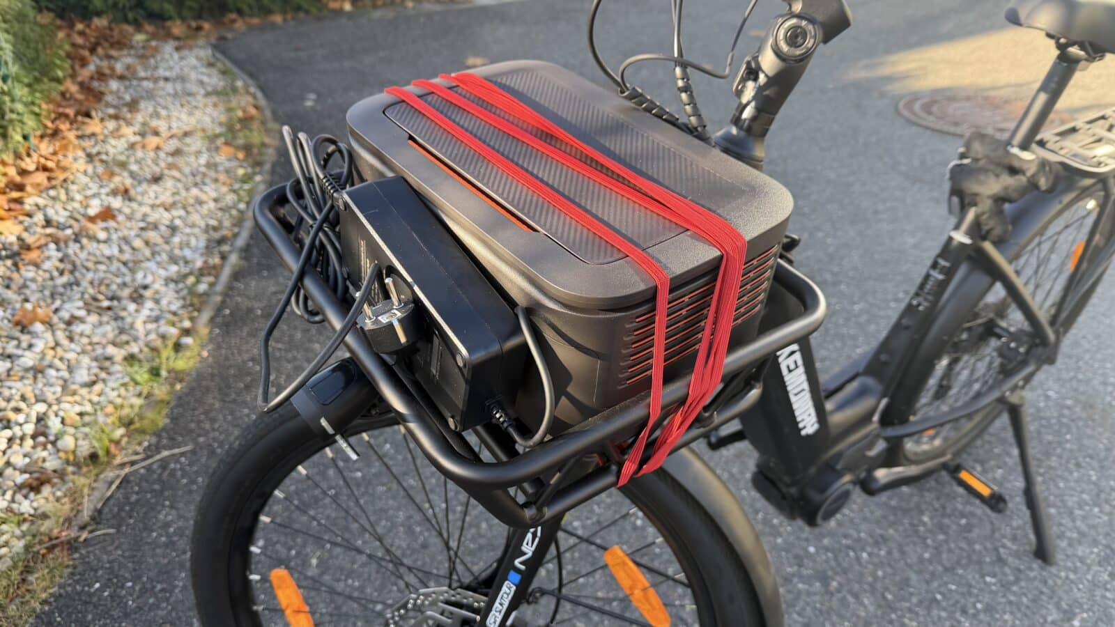 Laden des E-Bikes im Stand