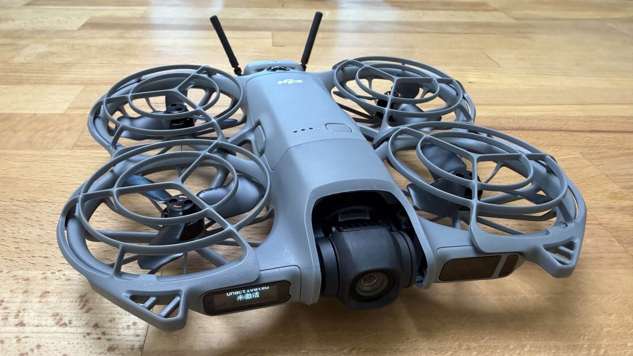 DJI Neo 2 Drohne kommt gut verarbeitet in einem dunklen Grau