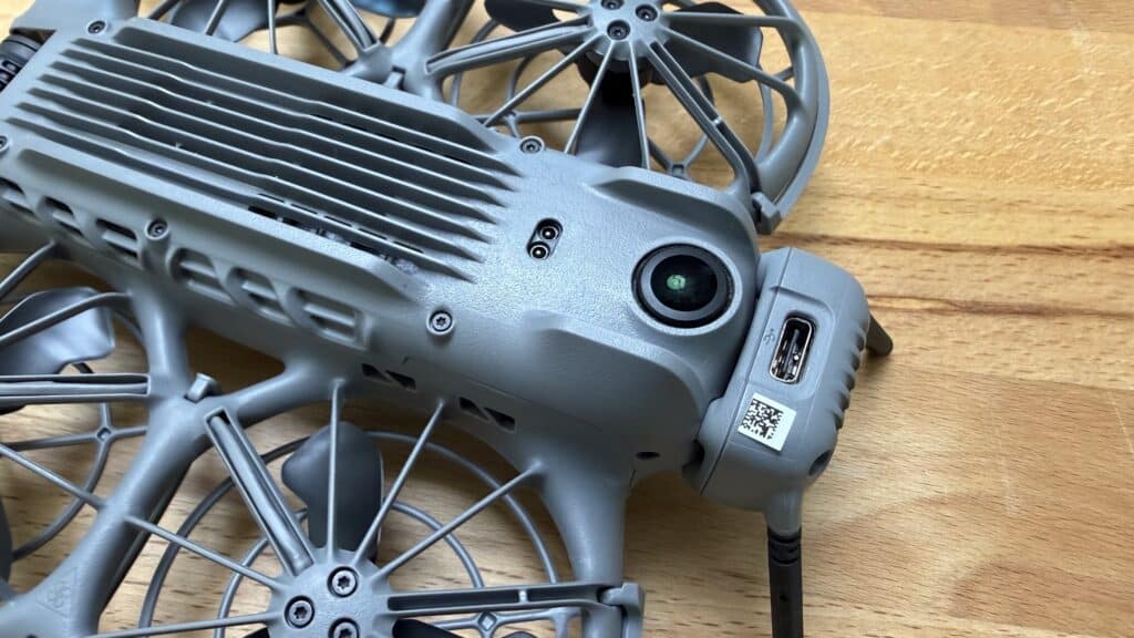 DJI Neo 2 lässt sich per USB laden und hat Kamera für Kollisionserkennung