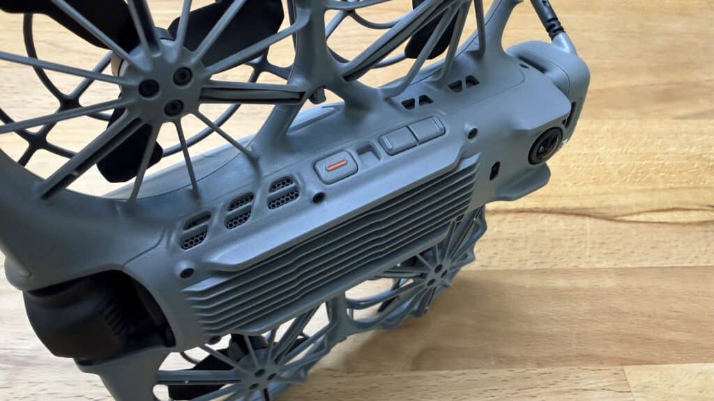 Die DIJ Neo 2 wird mit nur drei Tasten gesteuert