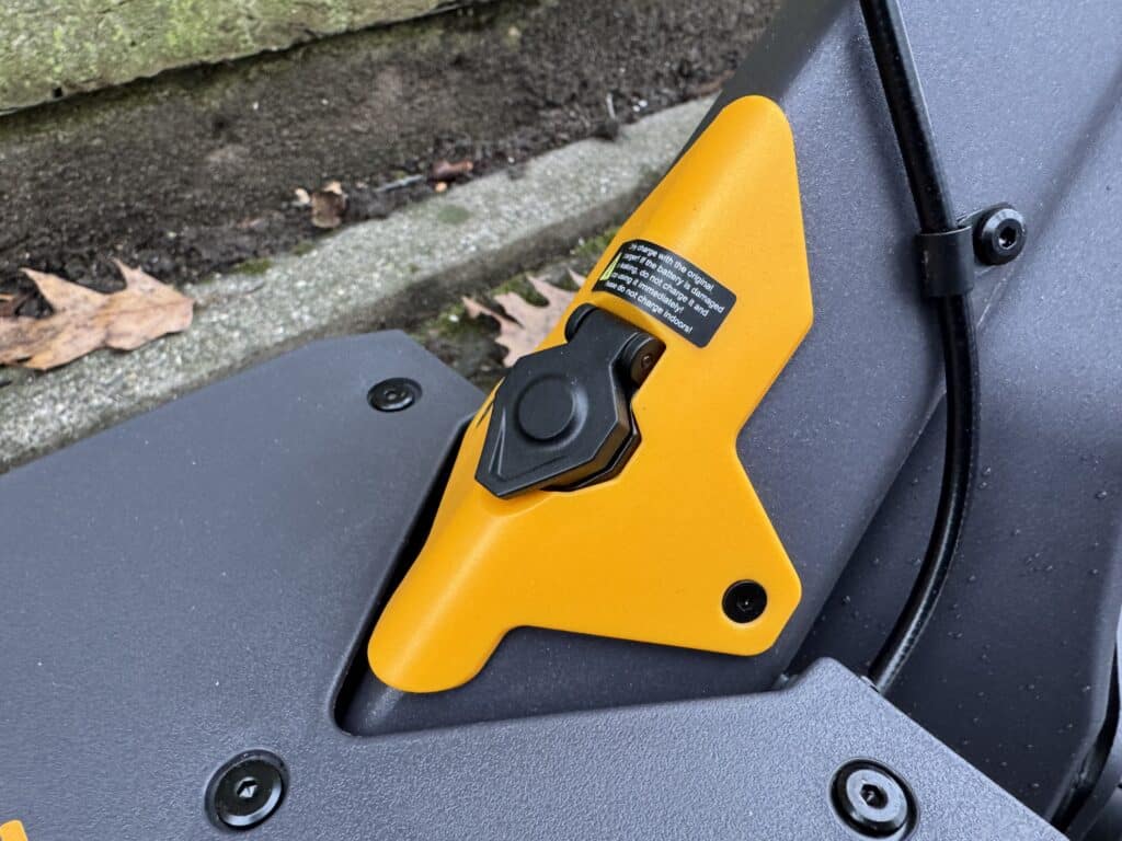 Ladeport schön integriert und mit Kappe gesichert