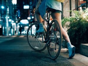 Radfahrerin fährt gerade los.