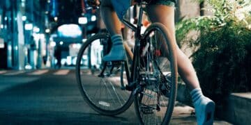 Radfahrerin fährt gerade los.