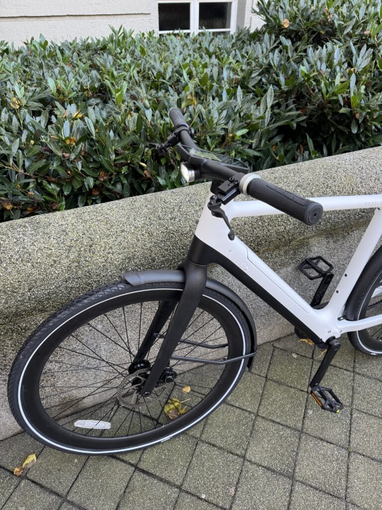 Cockpit ist extrem aufgeräumt udn kommt gänzlich ohne Kabel oder Leitungen aus