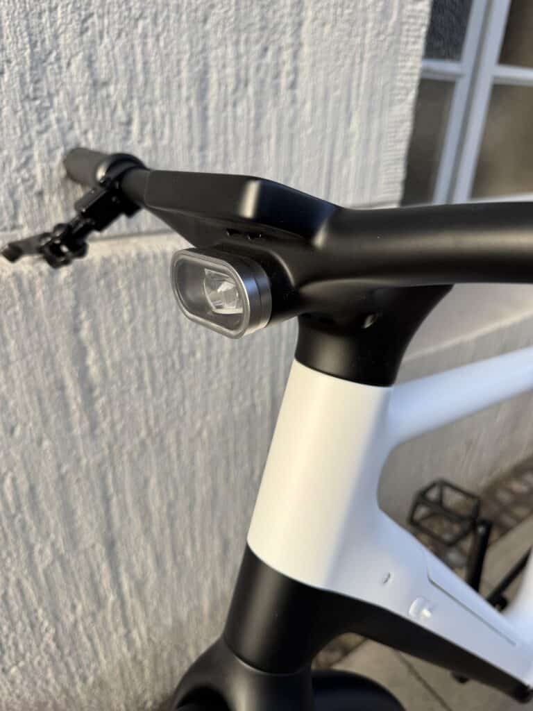 Frontleuchte und Cockpit bildet eine Einheit