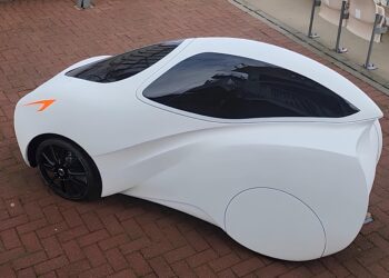 Das Elecy fährt auf dem Radweg