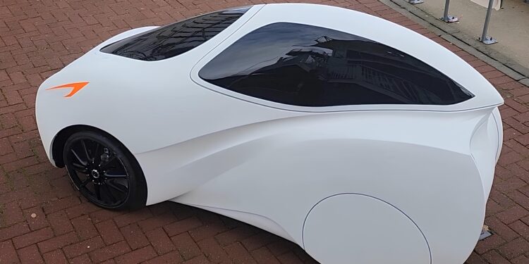 Tschüss Stau: F1-Ingenieurin baut Pedal-Auto mit Dach für den Radweg Das Elecy fährt auf dem Radweg