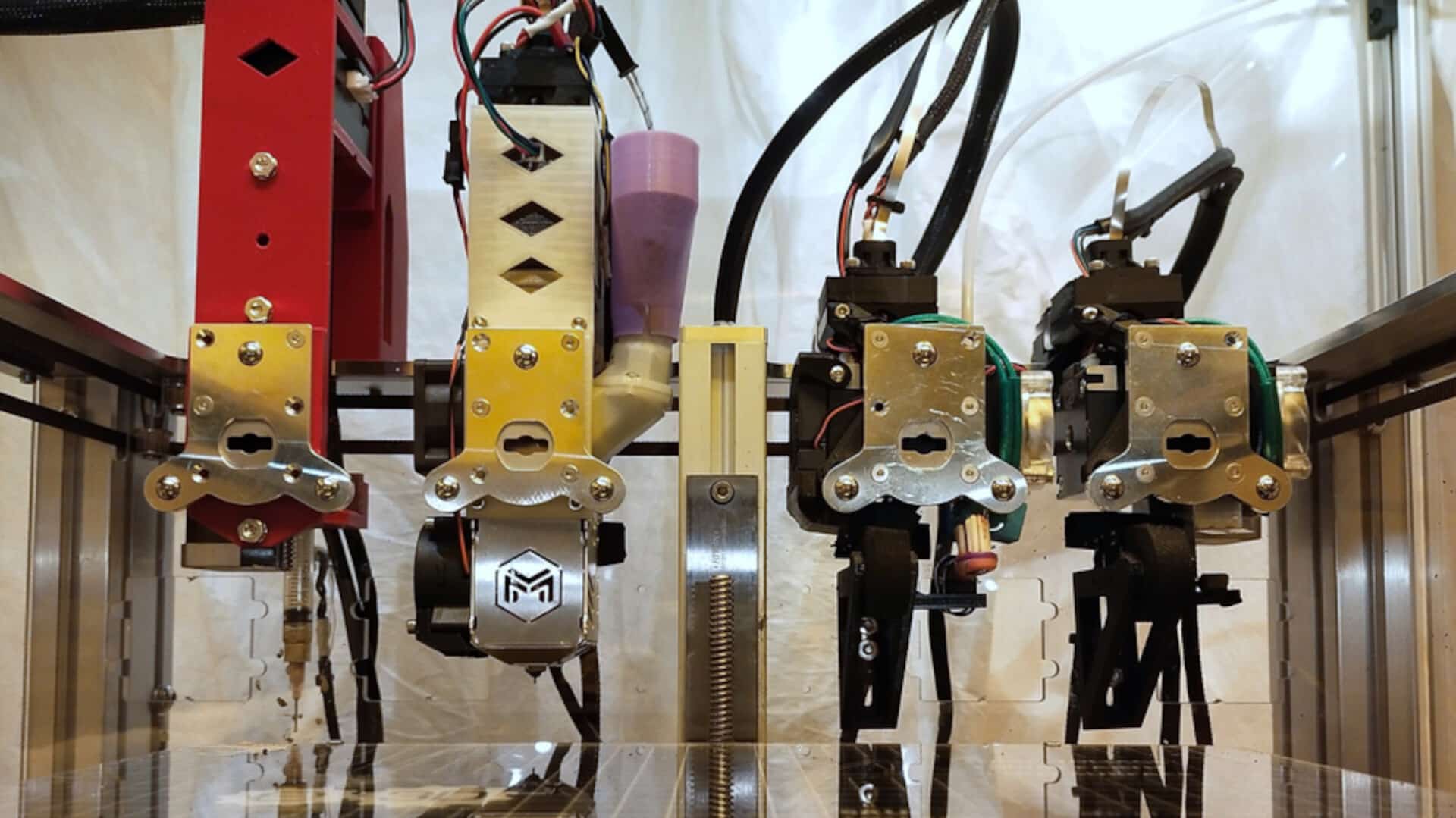MIT 3D-Drucker mit vier Extrudern druckt einen kompletten Elektromotor aus fünf verschiedenen Materialien.