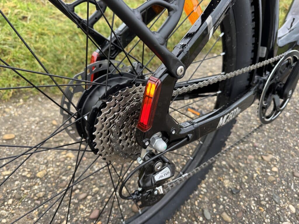 Blinker und Rücklicht in den Ausfallenden sauber integriert