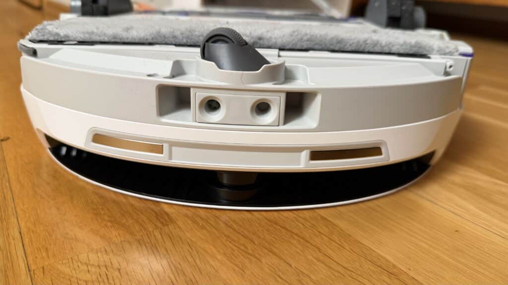 Der Narwal Flow hat hinten Kontakte zum Aufladen und einen Laser zur Navigation