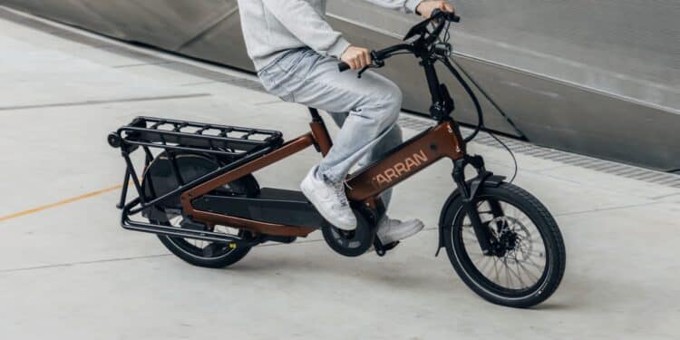 E-Bike mit motorisiertem Ständer: Das neue L1-Longtail steckt voller KI Tarran-L1-Lifestyle-Fahrt