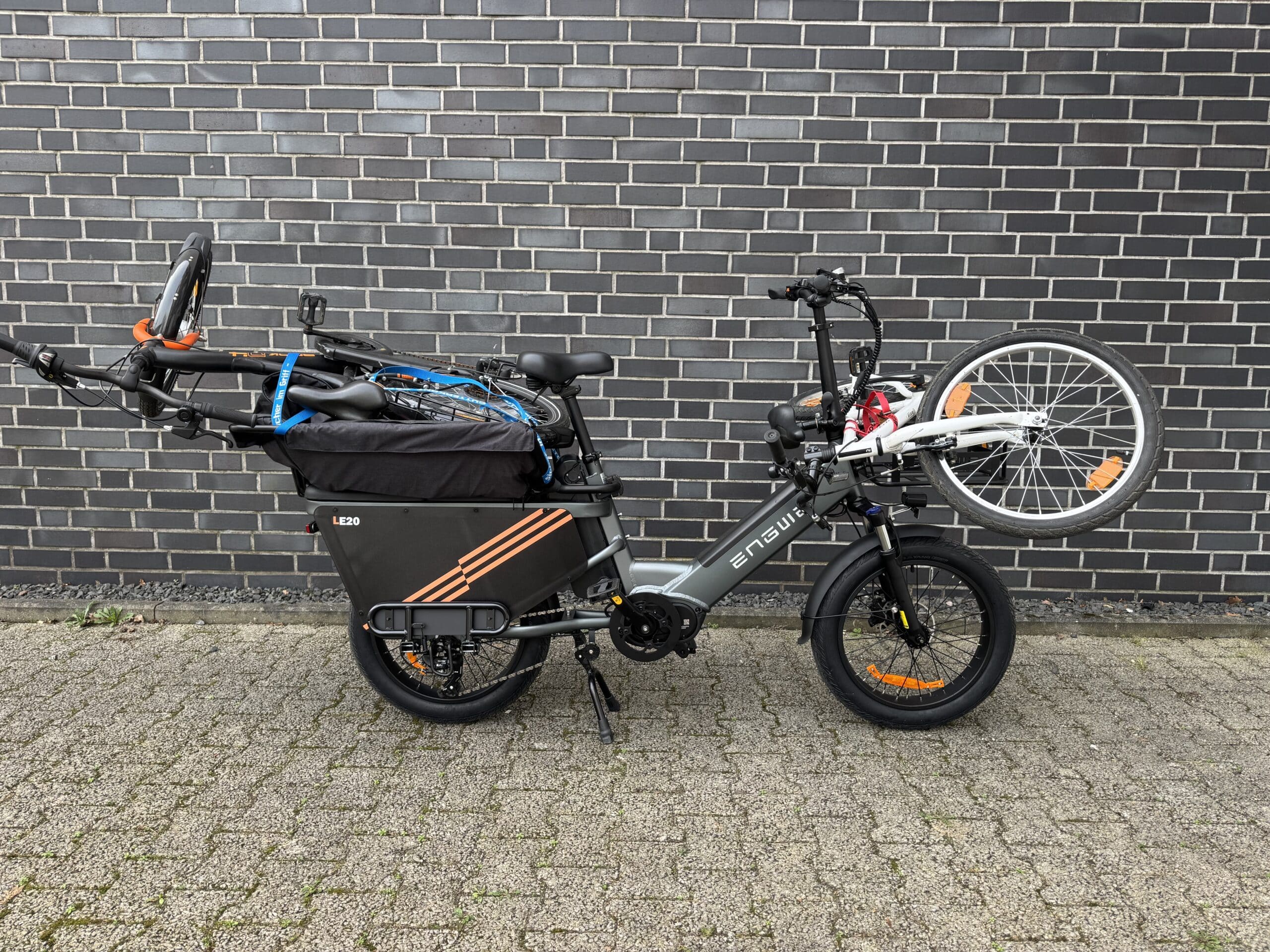 engwe-le20-fahrradtransport-auf-longtail-lastenrad