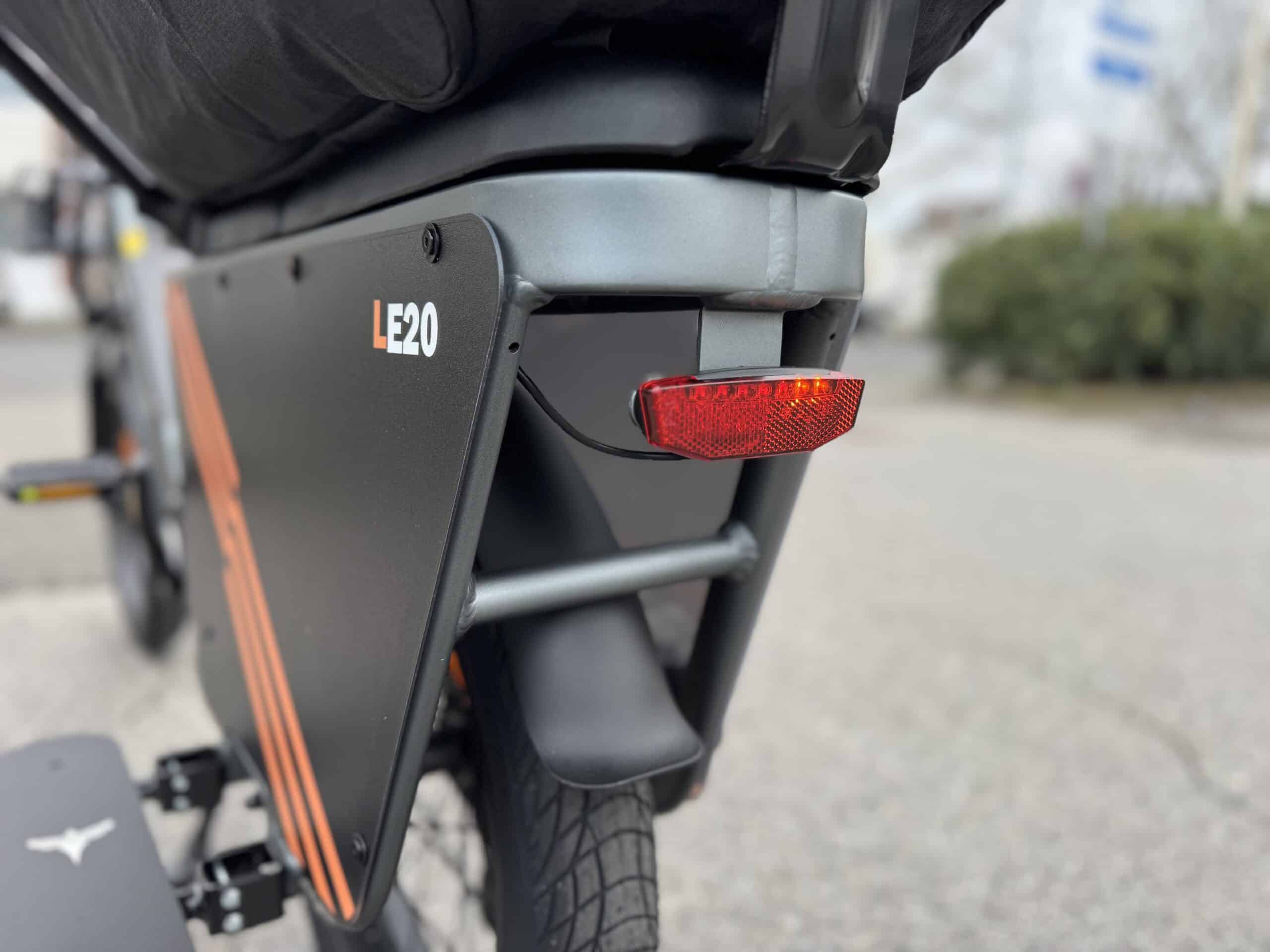 engwe-le20-ruecklicht-detail-blinkerfunktion