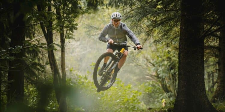Von der Prothese zum E-Bike: Erstes E-MTB aus Island wiegt nur 16,6 kg Lauf eElja E-Mountainbike auf dem Trail – leichtes E-MTB aus Island mit TQ-Motor