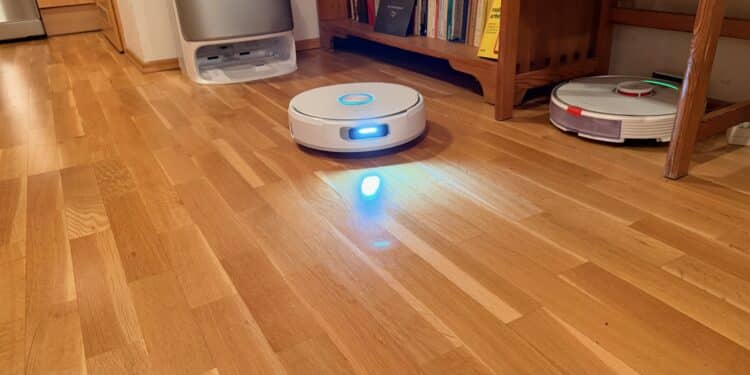 Stur, aber extrem gründlich: Der Narwal Flow für 899 Euro im Härtetest Narwal Flow neben altem Roborock S7 im Größenvergleich