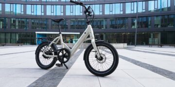 Tenways CGO Compact in Sandstone Beige vor urbanem Hintergrund