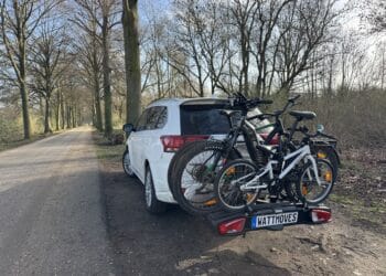 thule-velospace-3-fahrradtraeger-mit-drei-fahrraedern-am-auto