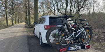 thule-velospace-3-fahrradtraeger-mit-drei-fahrraedern-am-auto
