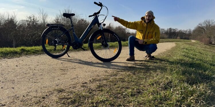 Solides City-E-Bike mit Mittelmotor für 999 Euro: Das Touroll Urbano 3 im Praxistest touroll-urbano-3-mit-tester-auf-dem-weg