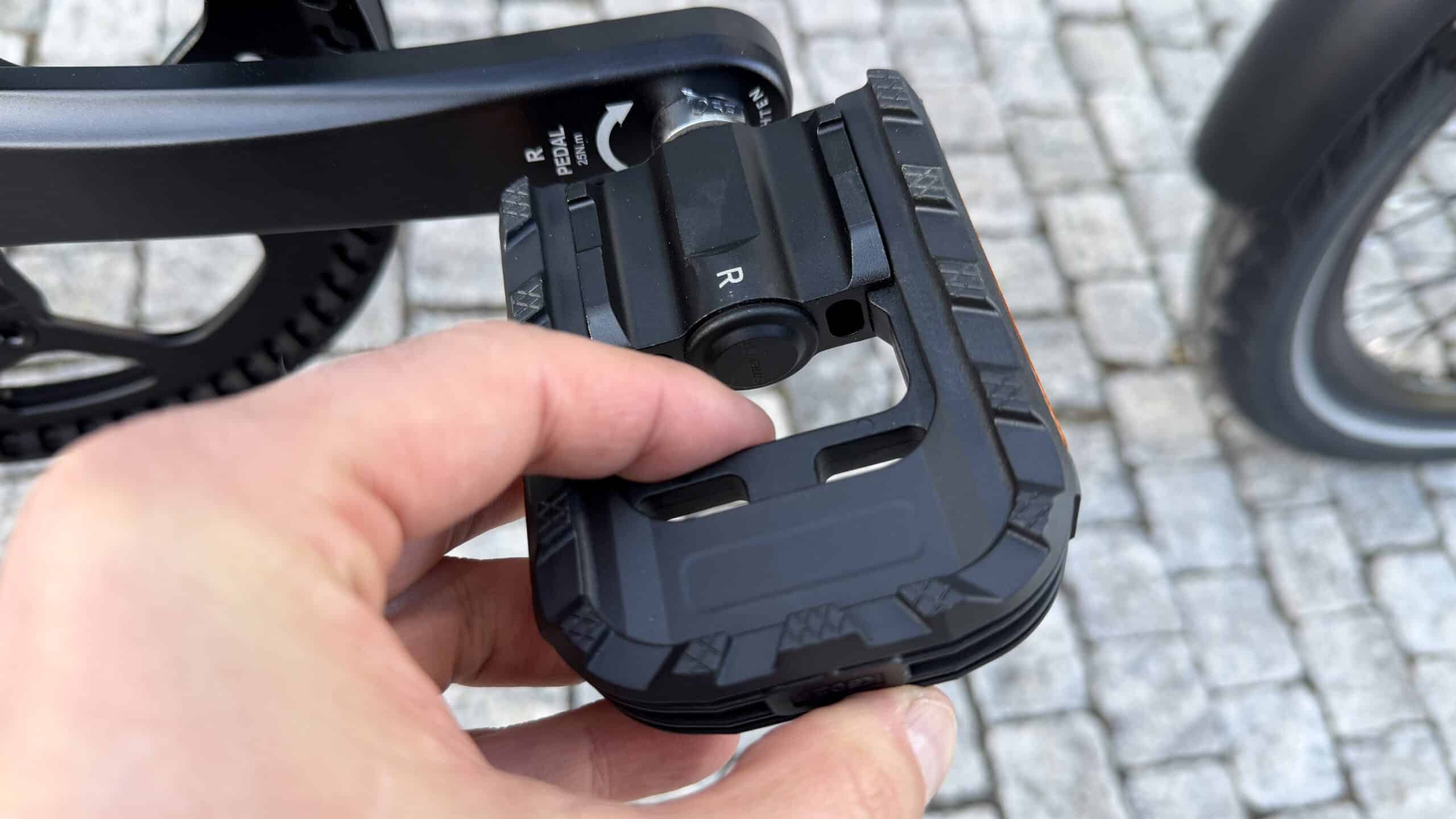 Faltpedal des ADO Air 20 Ultra V2026 mit Lasche